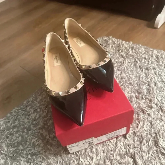 Authentic VALENTINO
Black/Nude Patent  Leather Rockstud Flats Size US 38 - Picture 10 of 12